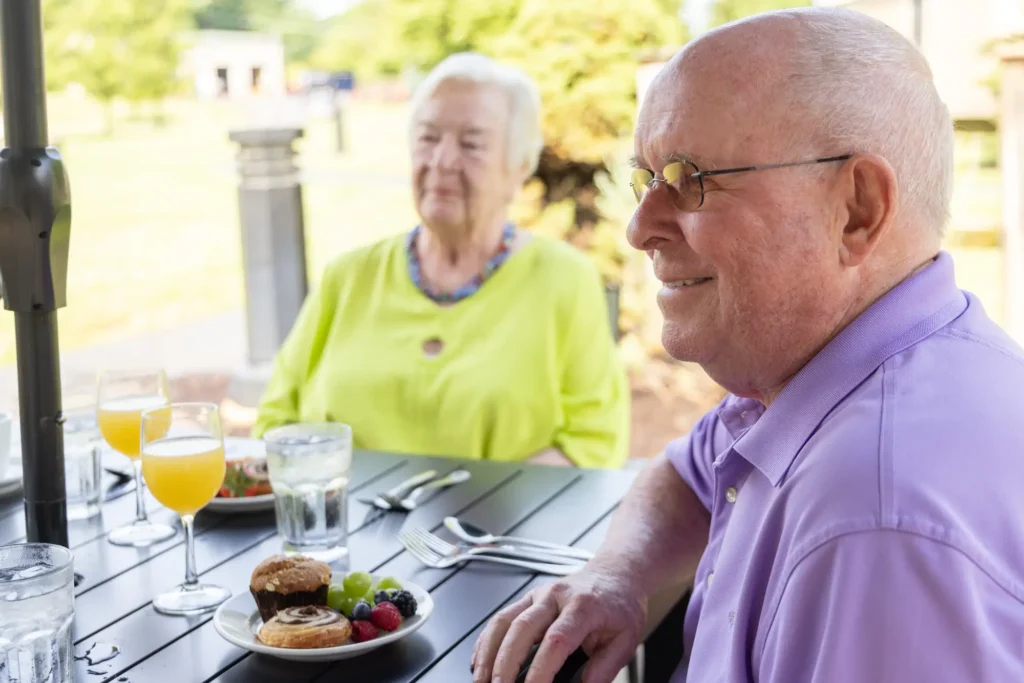 seniors at Canterbury Woods Williamsville eating together